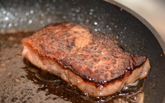 Best Pan for Searing Steak – A Review & Guide