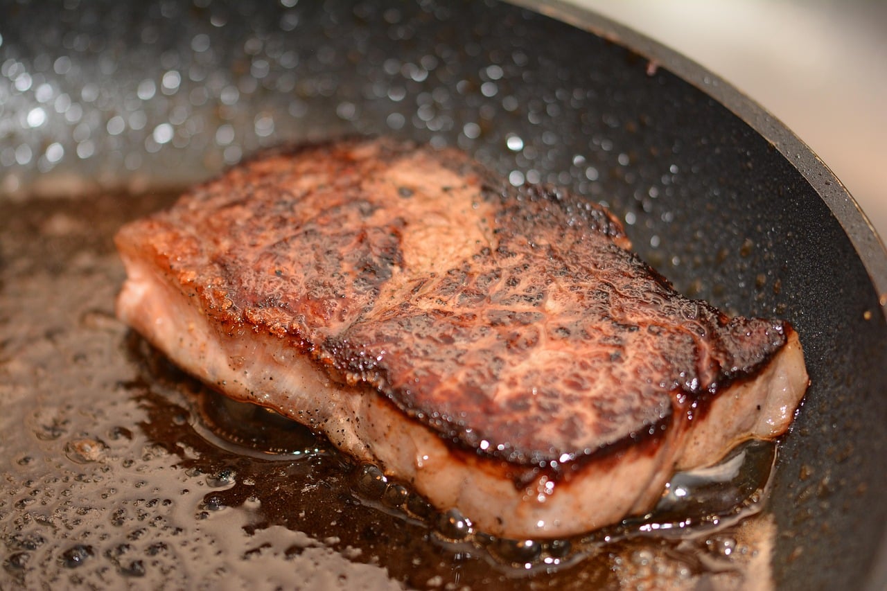 Best Pan for Searing Steak – A Review & Guide