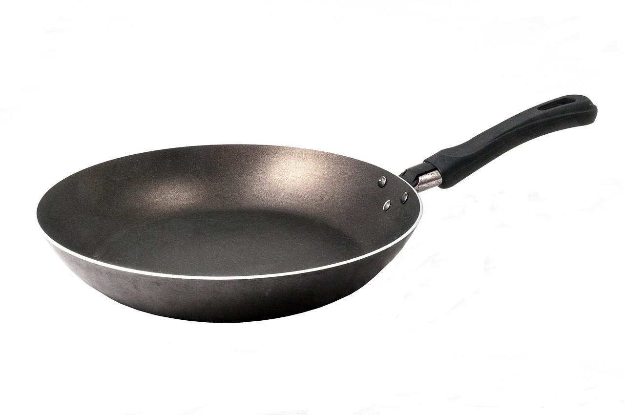 We Measured the “Evaporation Rate” of 12 Pans. Why Your “Skillet” Might Actually Be a Frying Pan.
